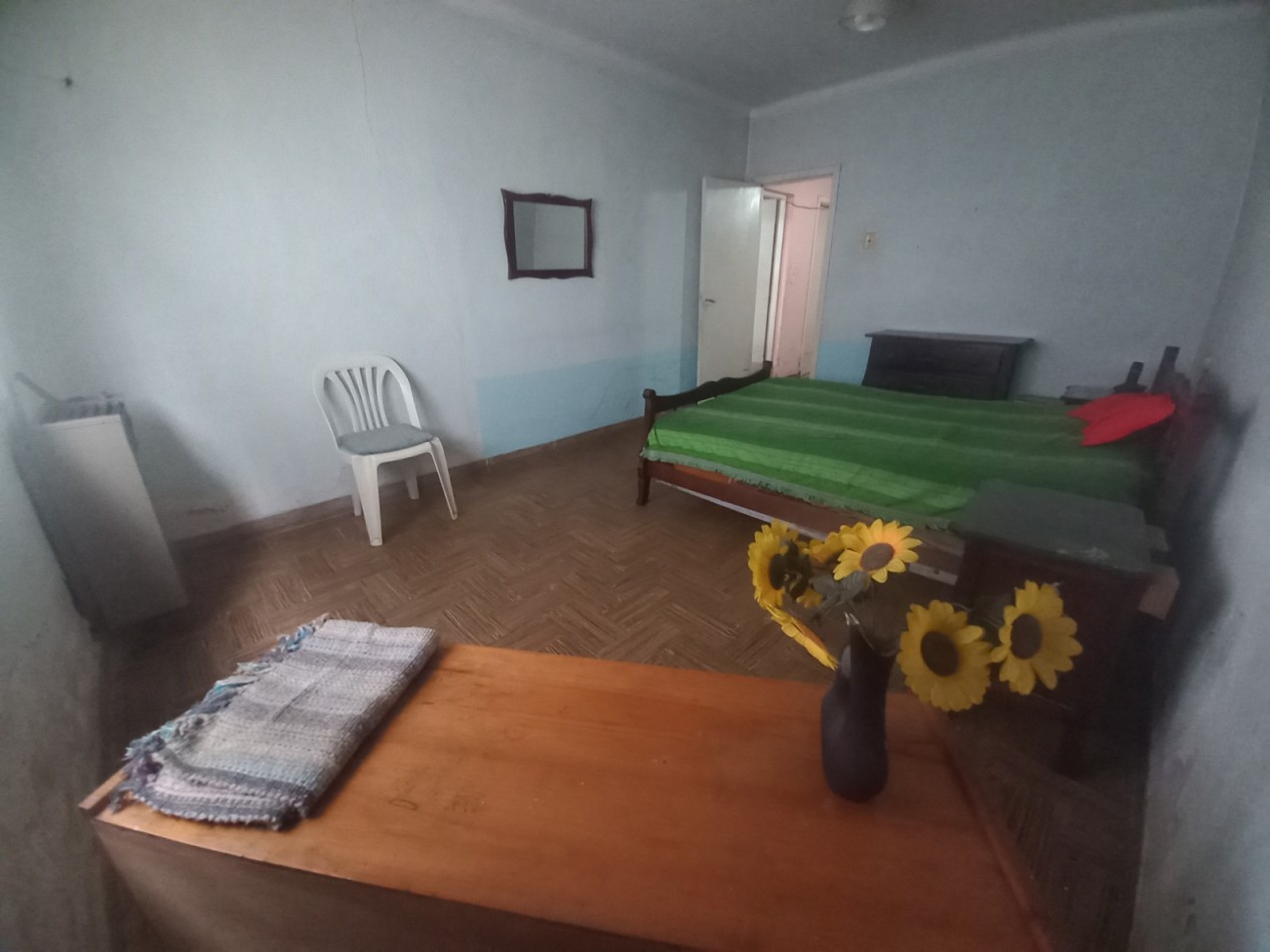 CASA A RECICLAR DE 3 AMBIENTES CON GARAJE Y PARQUE EN BARRIO SANTA MONICA - LOTE DE 10 X 28,60