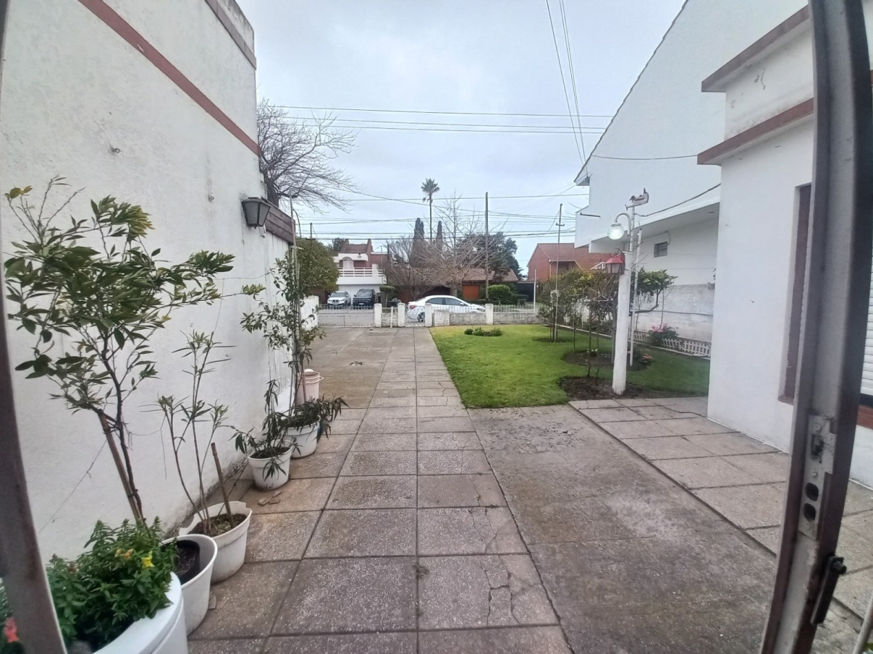 CASA A RECICLAR DE 3 AMBIENTES CON GARAJE Y PARQUE EN BARRIO SANTA MONICA - LOTE DE 10 X 28,60
