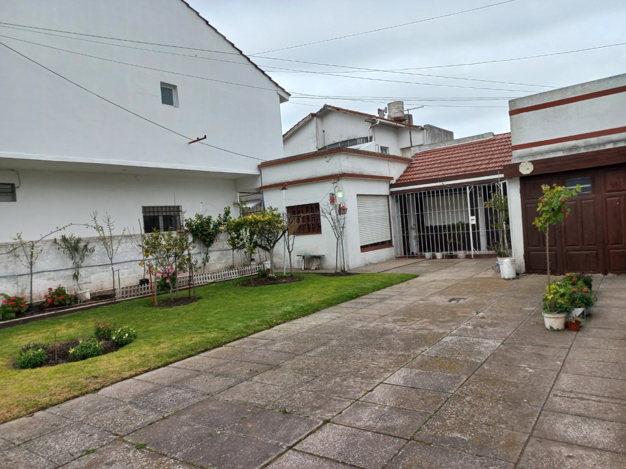 CASA A RECICLAR DE 3 AMBIENTES CON GARAJE Y PARQUE EN BARRIO SANTA MONICA - LOTE DE 10 X 28,60