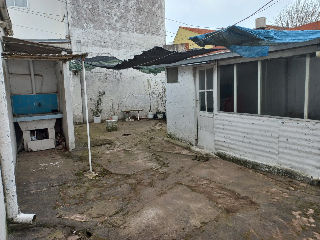 CASA A RECICLAR DE 3 AMBIENTES CON GARAJE Y PARQUE EN BARRIO SANTA MONICA - LOTE DE 10 X 28,60