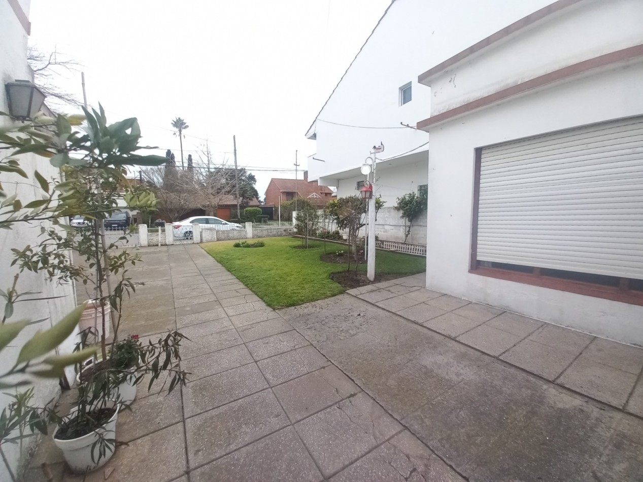 CASA A RECICLAR DE 3 AMBIENTES CON GARAJE Y PARQUE EN BARRIO SANTA MONICA - LOTE DE 10 X 28,60