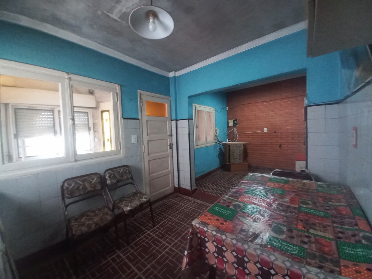 CASA A RECICLAR DE 3 AMBIENTES CON GARAJE Y PARQUE EN BARRIO SANTA MONICA - LOTE DE 10 X 28,60