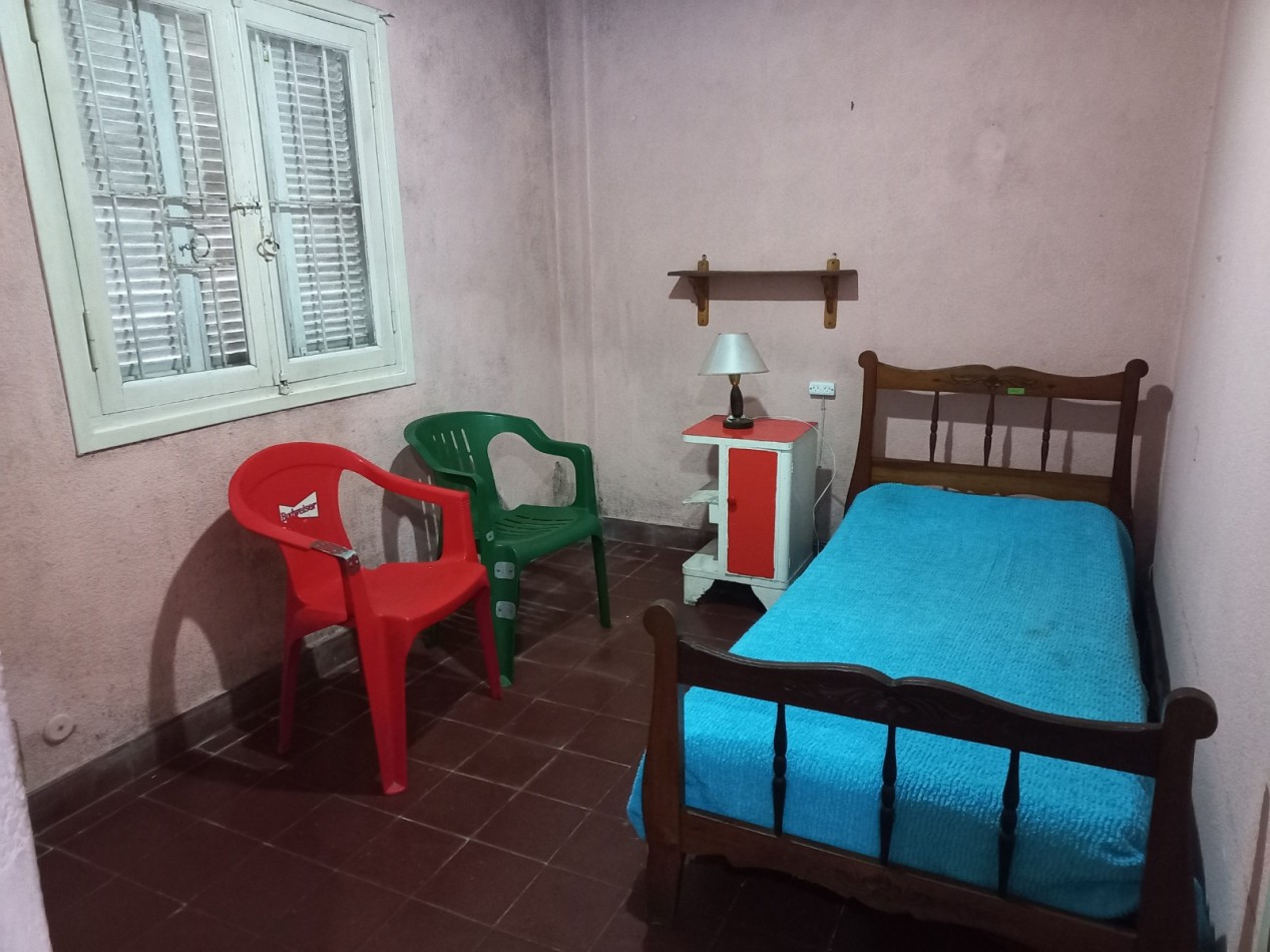 CASA A RECICLAR DE 3 AMBIENTES CON GARAJE Y PARQUE EN BARRIO SANTA MONICA - LOTE DE 10 X 28,60