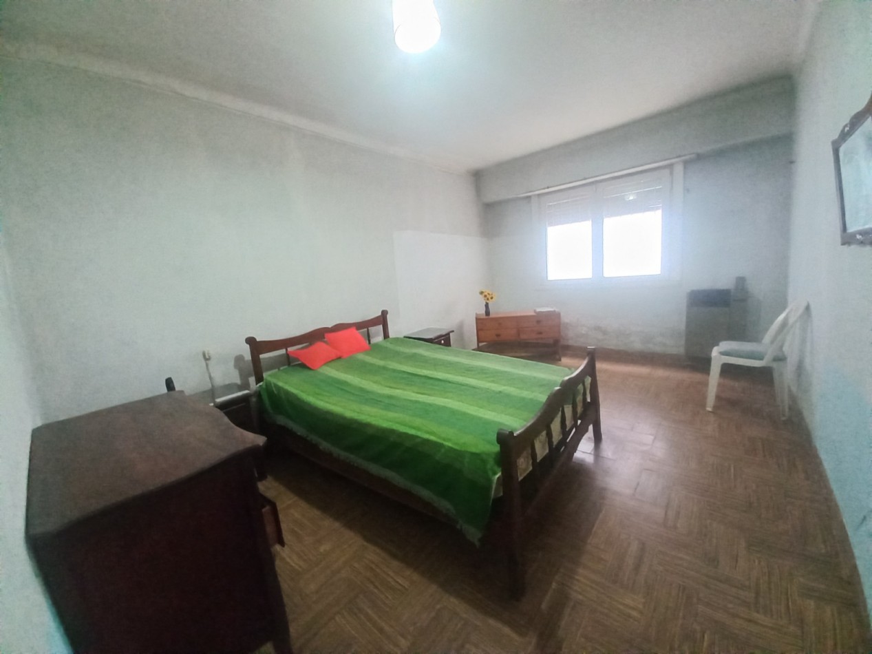 CASA A RECICLAR DE 3 AMBIENTES CON GARAJE Y PARQUE EN BARRIO SANTA MONICA - LOTE DE 10 X 28,60