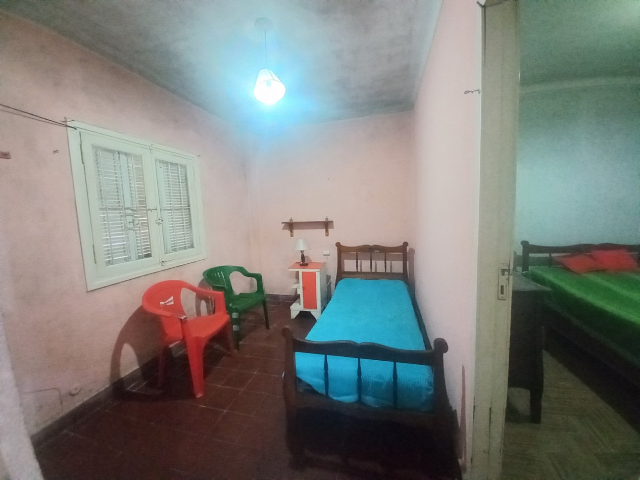 CASA A RECICLAR DE 3 AMBIENTES CON GARAJE Y PARQUE EN BARRIO SANTA MONICA - LOTE DE 10 X 28,60