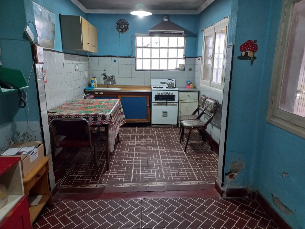 CASA A RECICLAR DE 3 AMBIENTES CON GARAJE Y PARQUE EN BARRIO SANTA MONICA - LOTE DE 10 X 28,60