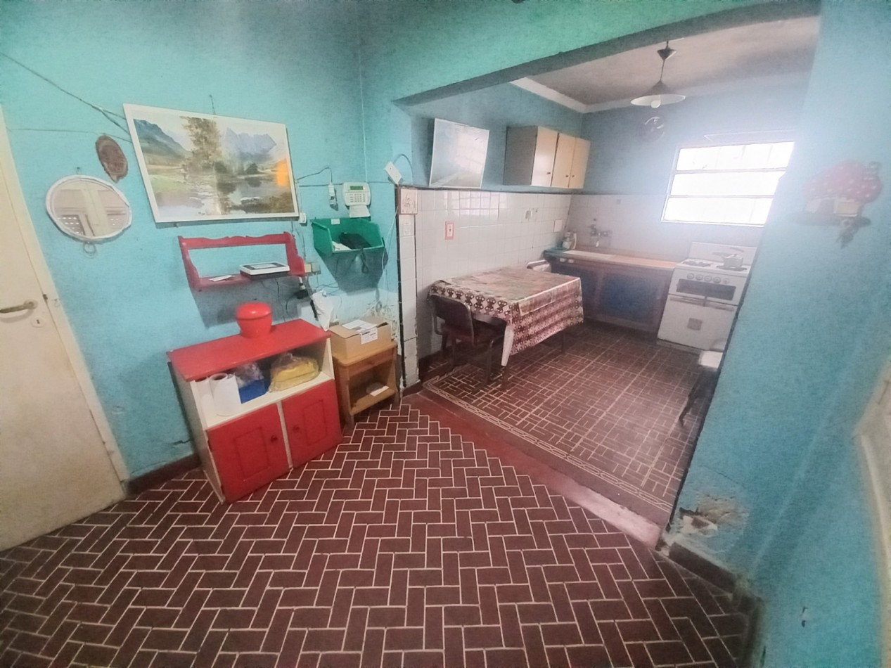 CASA A RECICLAR DE 3 AMBIENTES CON GARAJE Y PARQUE EN BARRIO SANTA MONICA - LOTE DE 10 X 28,60