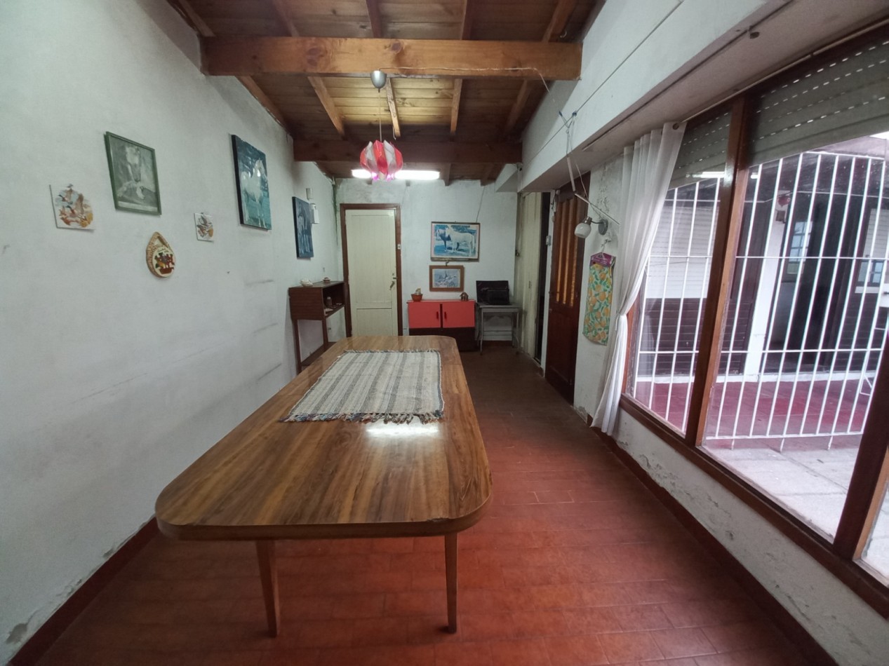 CASA A RECICLAR DE 3 AMBIENTES CON GARAJE Y PARQUE EN BARRIO SANTA MONICA - LOTE DE 10 X 28,60