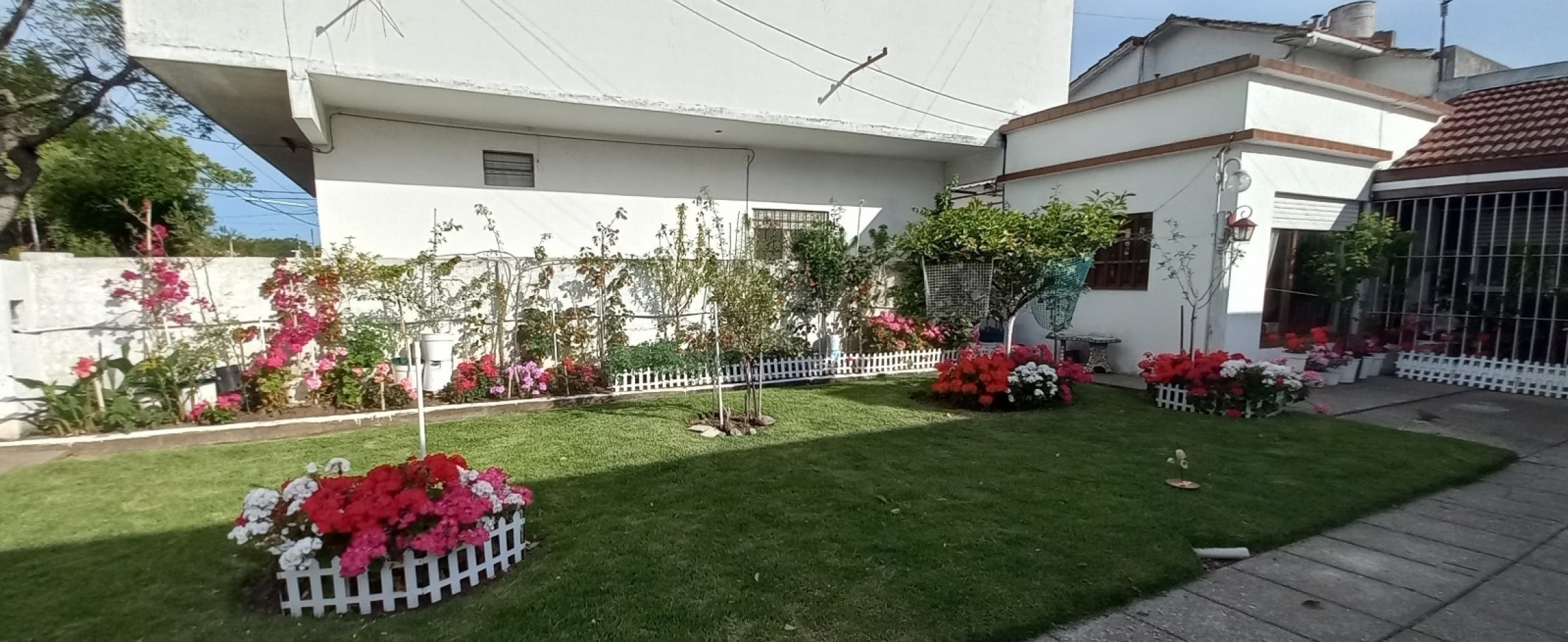 CASA A RECICLAR DE 3 AMBIENTES CON GARAJE Y PARQUE EN BARRIO SANTA MONICA - LOTE DE 10 X 28,60