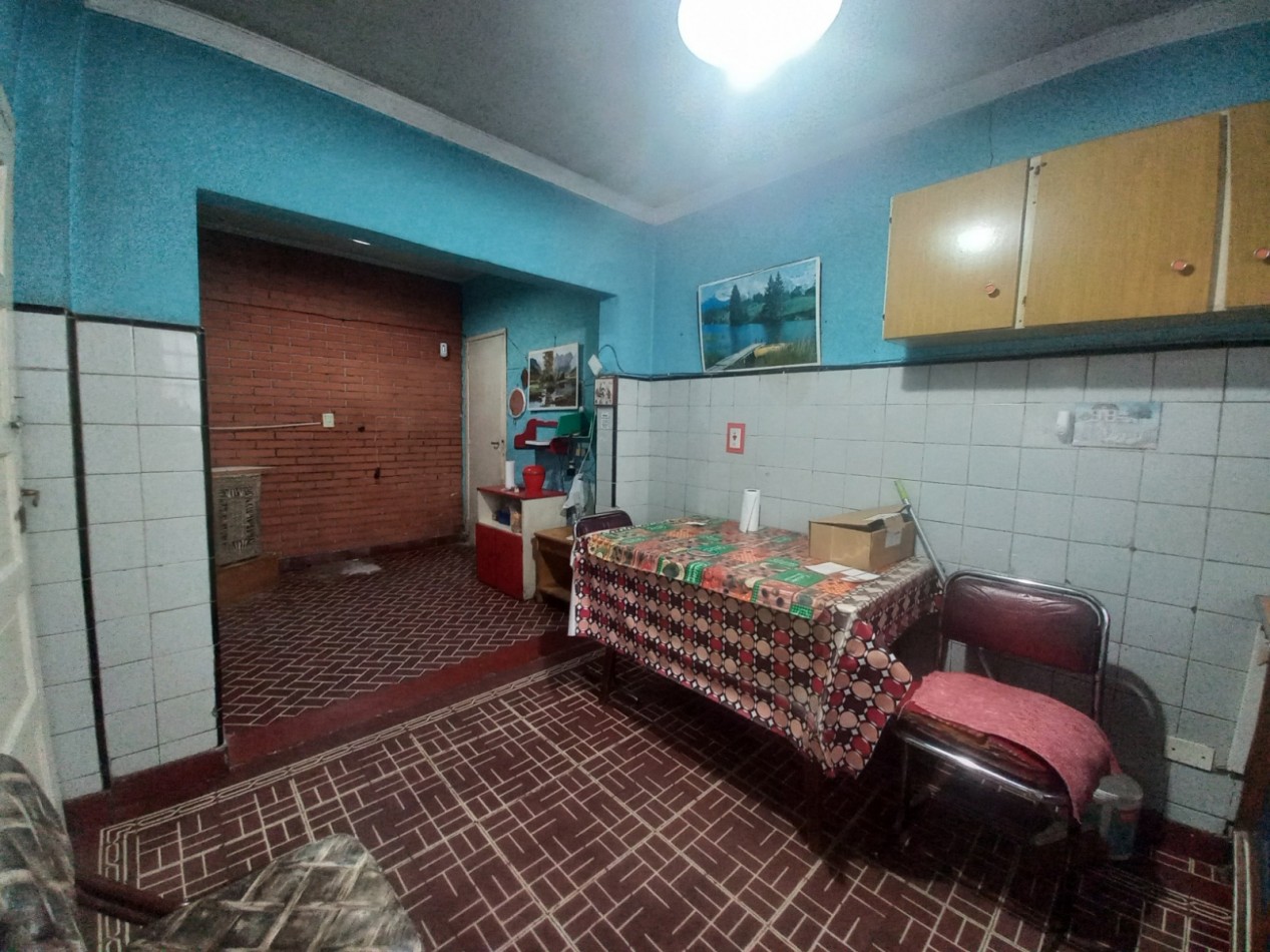 CASA A RECICLAR DE 3 AMBIENTES CON GARAJE Y PARQUE EN BARRIO SANTA MONICA - LOTE DE 10 X 28,60