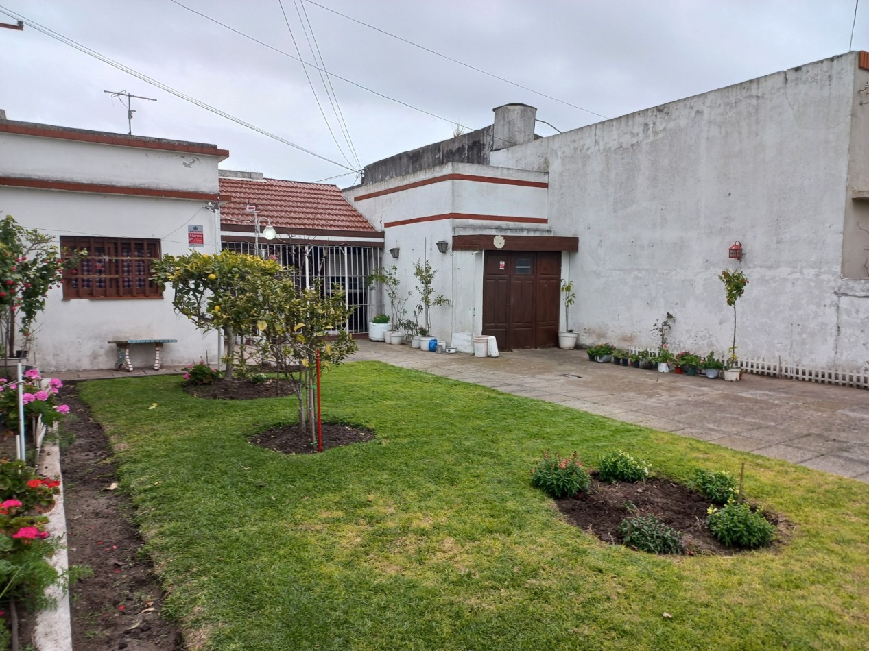 CASA A RECICLAR DE 3 AMBIENTES CON GARAJE Y PARQUE EN BARRIO SANTA MONICA - LOTE DE 10 X 28,60