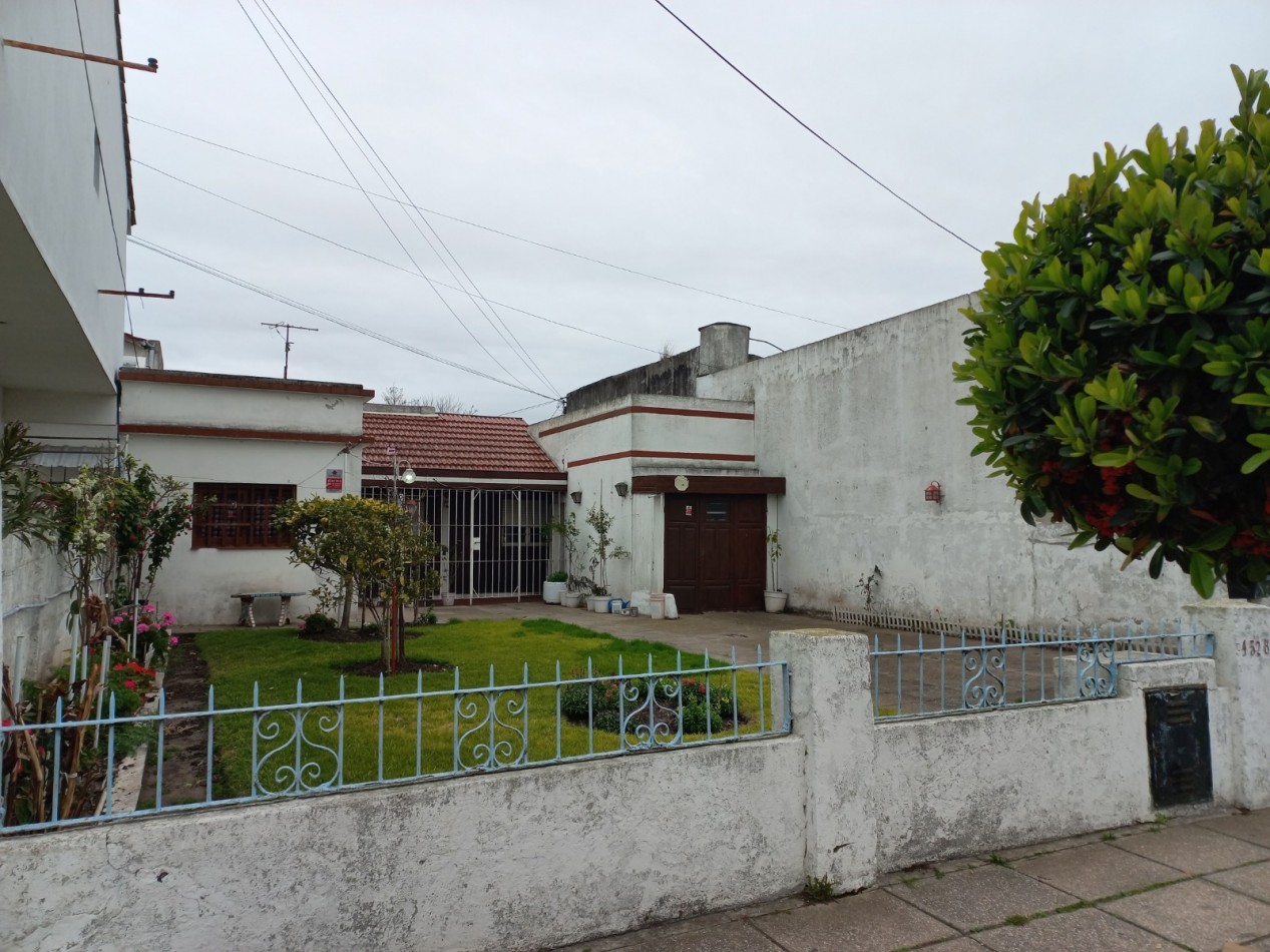 CASA A RECICLAR DE 3 AMBIENTES CON GARAJE Y PARQUE EN BARRIO SANTA MONICA - LOTE DE 10 X 28,60