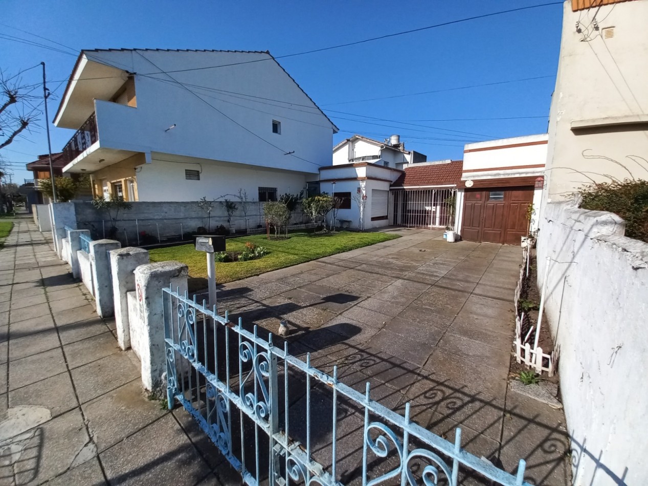 CASA A RECICLAR DE 3 AMBIENTES CON GARAJE Y PARQUE EN BARRIO SANTA MONICA - LOTE DE 10 X 28,60