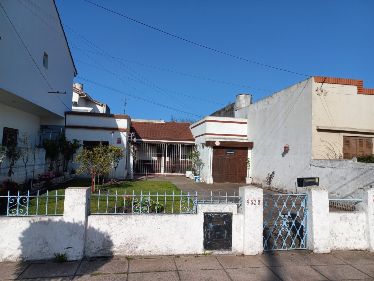 CASA A RECICLAR DE 3 AMBIENTES CON GARAJE Y PARQUE EN BARRIO SANTA MONICA - LOTE DE 10 X 28,60