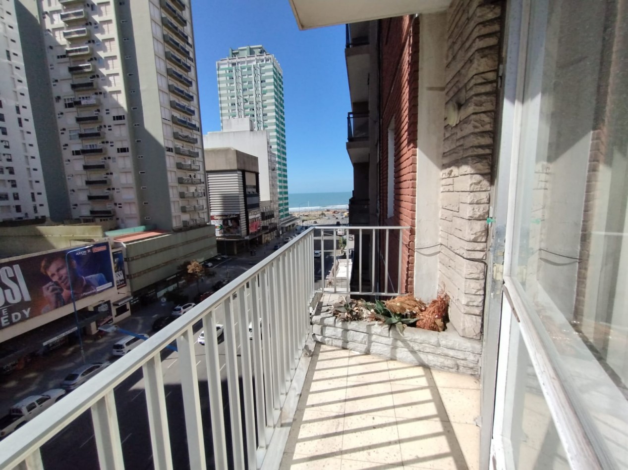 3 AMBIENTES CON BALCON AL FRENTE Y VISTA PARCIAL AL MAR EN EXCELENTE UBICACION