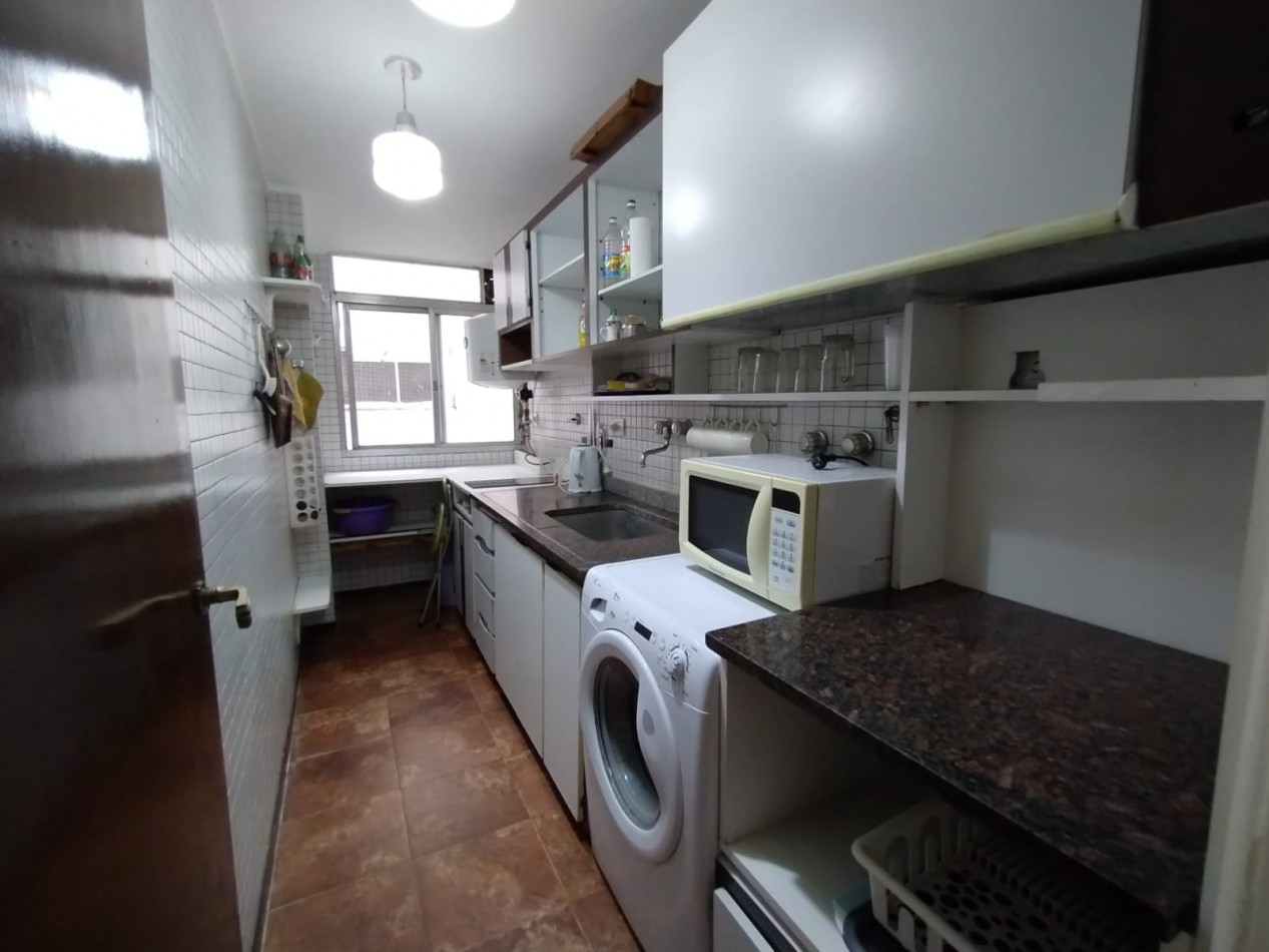 3 AMBIENTES CON BALCON AL FRENTE Y VISTA PARCIAL AL MAR EN EXCELENTE UBICACION