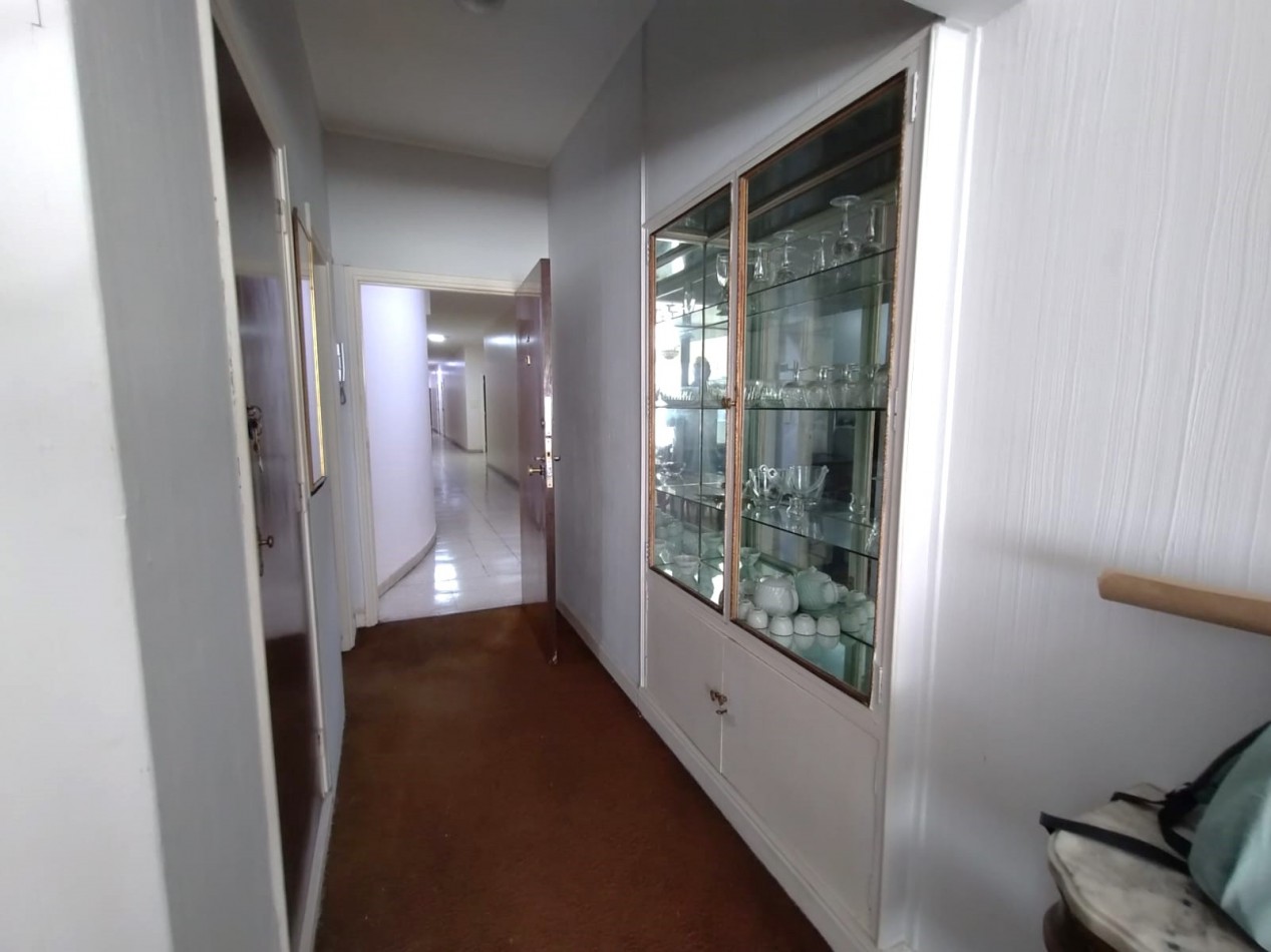 3 AMBIENTES CON BALCON AL FRENTE Y VISTA PARCIAL AL MAR EN EXCELENTE UBICACION
