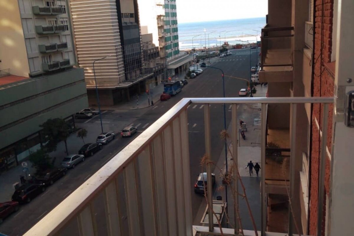 3 AMBIENTES CON BALCON AL FRENTE Y VISTA PARCIAL AL MAR EN EXCELENTE UBICACION