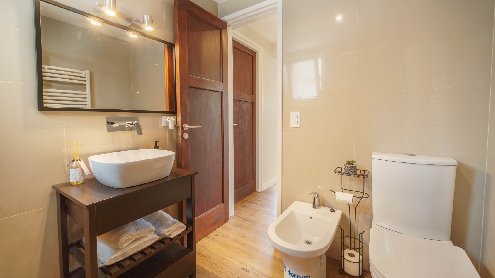 CASA TIPO DUPLEX EN VENTA DE 4 AMBIENTES CON COCHERA, TERRAZA Y QUINCHO - ZONA ALDREY / GUEMES