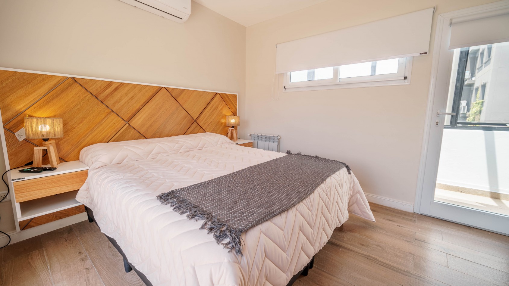 CASA TIPO DUPLEX EN VENTA DE 4 AMBIENTES CON COCHERA, TERRAZA Y QUINCHO - ZONA ALDREY / GUEMES