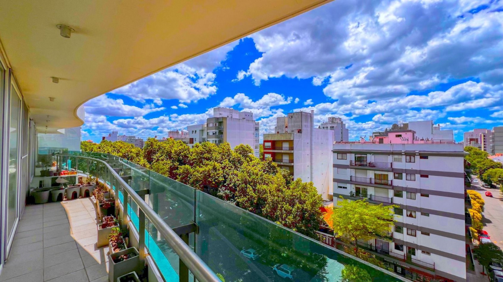 3 AMBIENTES DE CATEGORIA CON COCHERA EN EL EMBLEMATICO EDIFICIO BOGHOSS II