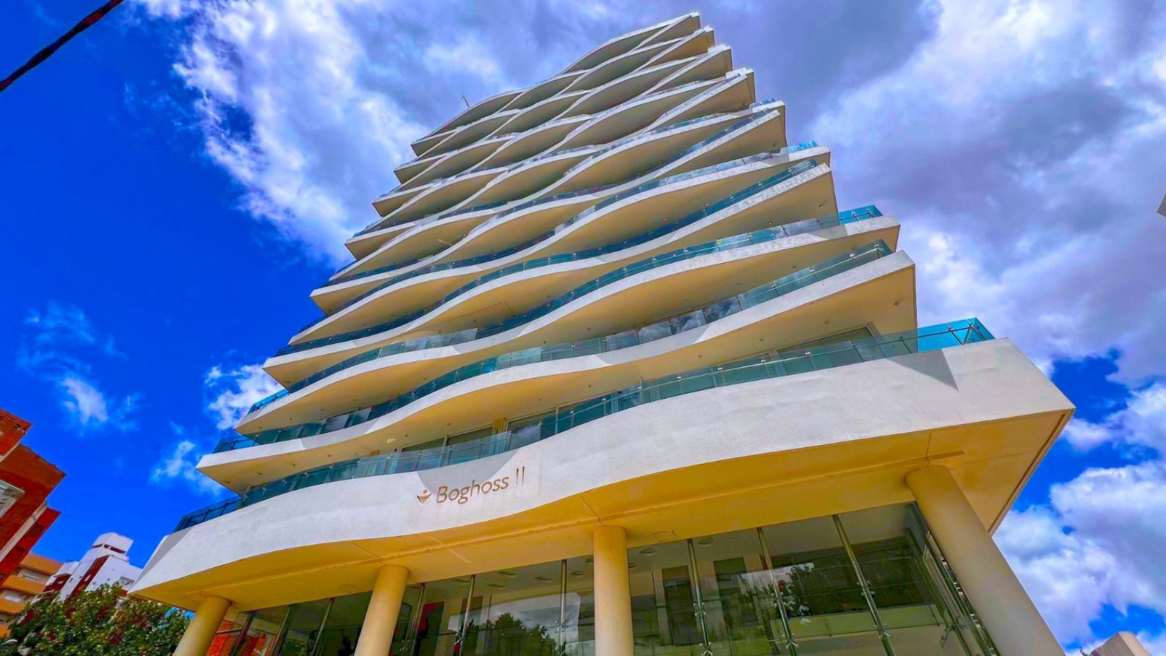 3 AMBIENTES DE CATEGORIA CON COCHERA EN EL EMBLEMATICO EDIFICIO BOGHOSS II