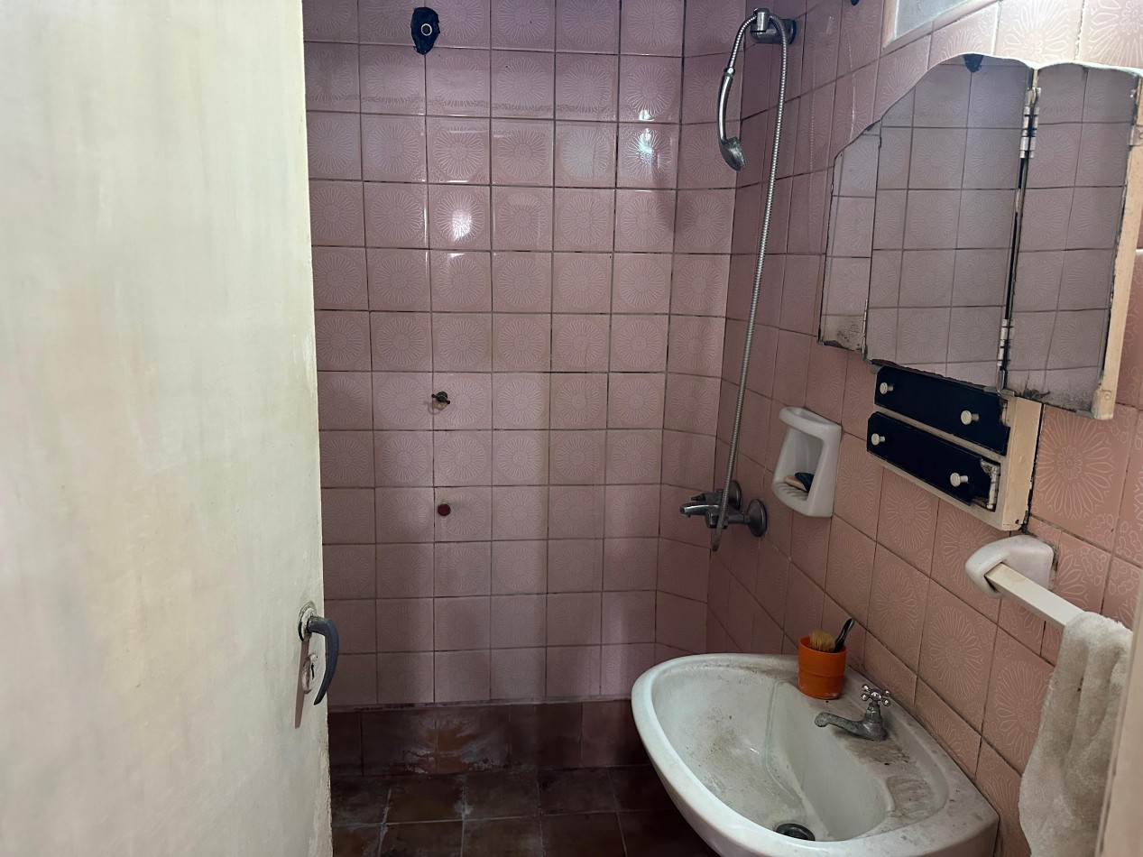 CASA 3 AMBIENTES A RECICLAR CON GARAGE - OPORTUNIDAD
