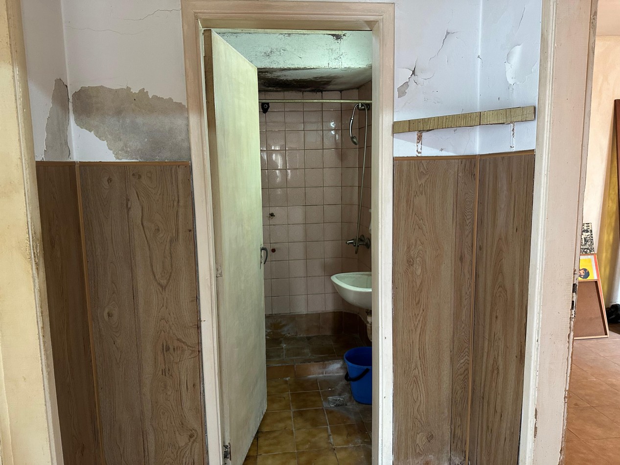 CASA 3 AMBIENTES A RECICLAR CON GARAGE - OPORTUNIDAD