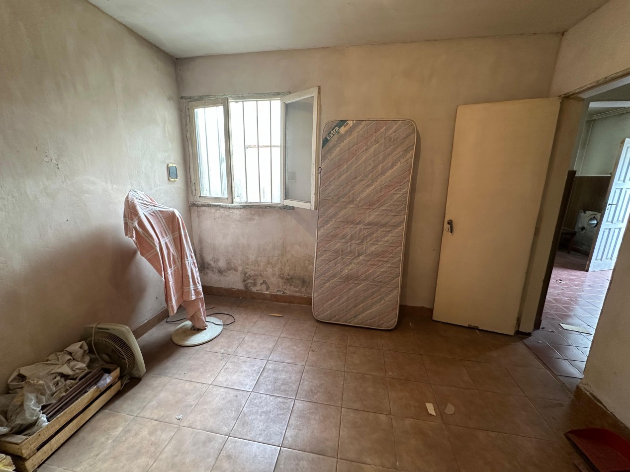CASA 3 AMBIENTES A RECICLAR CON GARAGE - OPORTUNIDAD
