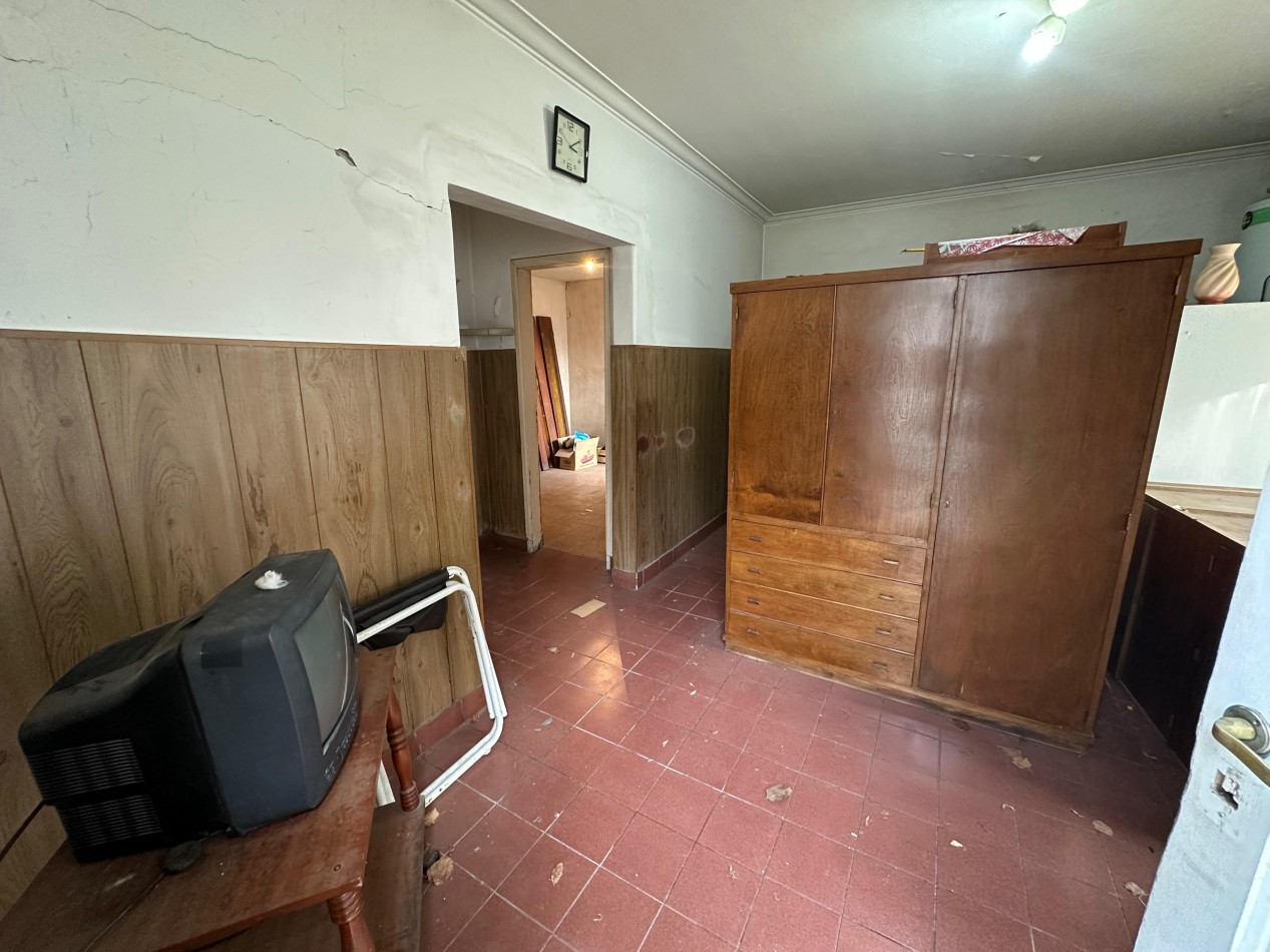 CASA 3 AMBIENTES A RECICLAR CON GARAGE - OPORTUNIDAD