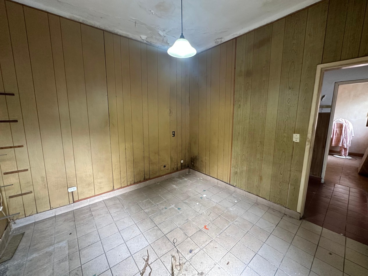 CASA 3 AMBIENTES A RECICLAR CON GARAGE - OPORTUNIDAD
