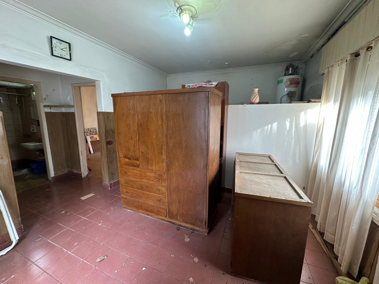 CASA 3 AMBIENTES A RECICLAR CON GARAGE - OPORTUNIDAD
