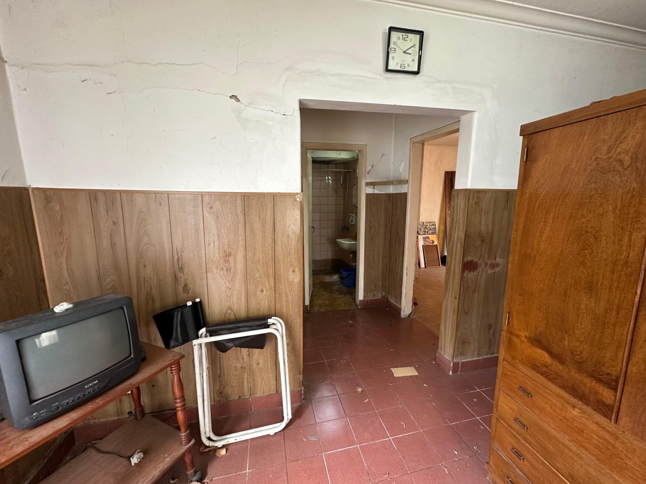 CASA 3 AMBIENTES A RECICLAR CON GARAGE - OPORTUNIDAD