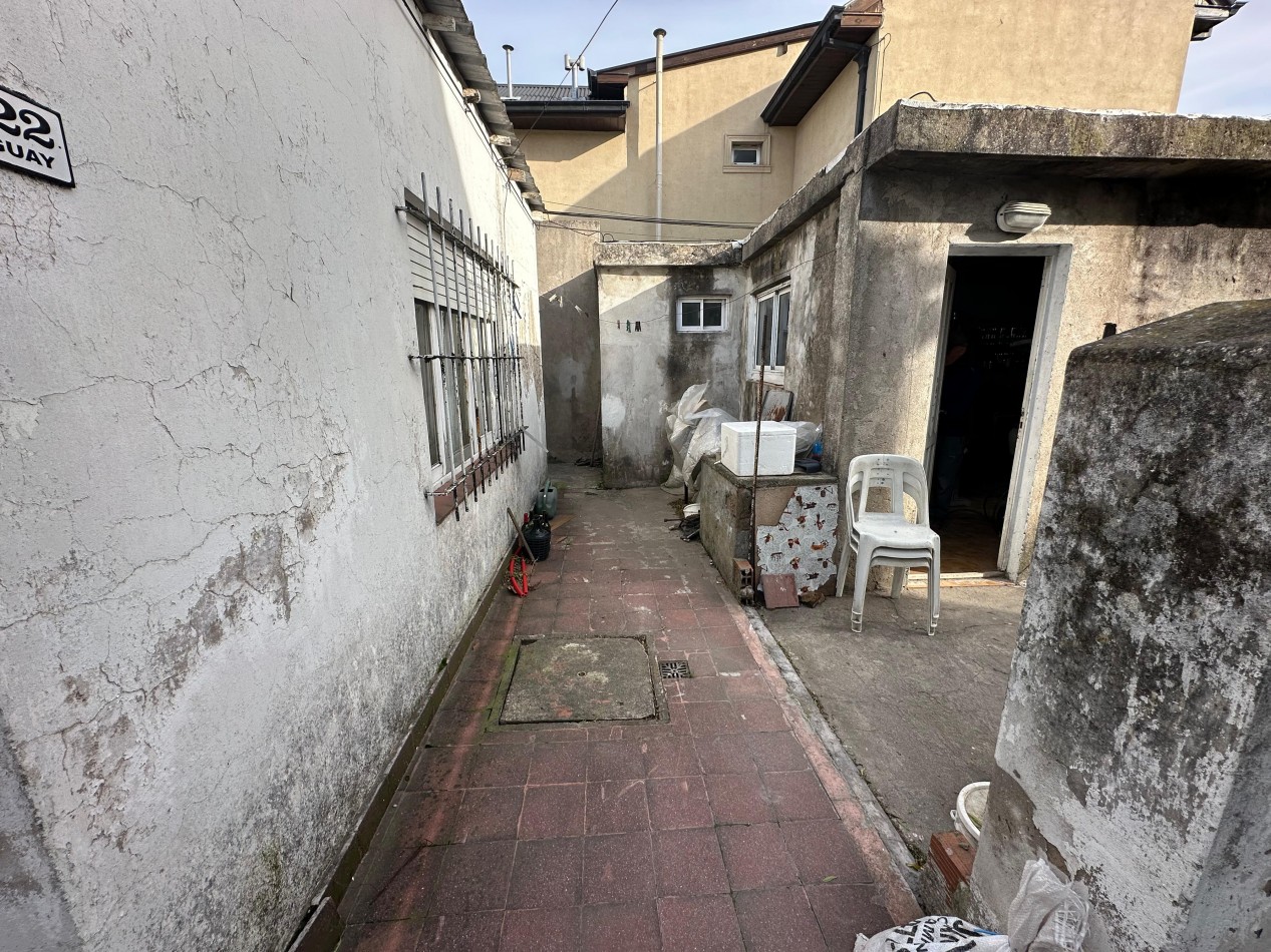 CASA 3 AMBIENTES A RECICLAR CON GARAGE - OPORTUNIDAD