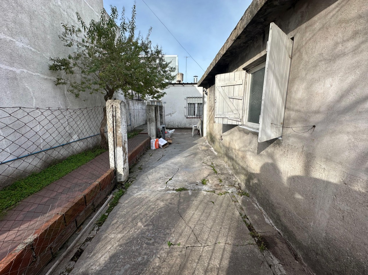 CASA 3 AMBIENTES A RECICLAR CON GARAGE - OPORTUNIDAD