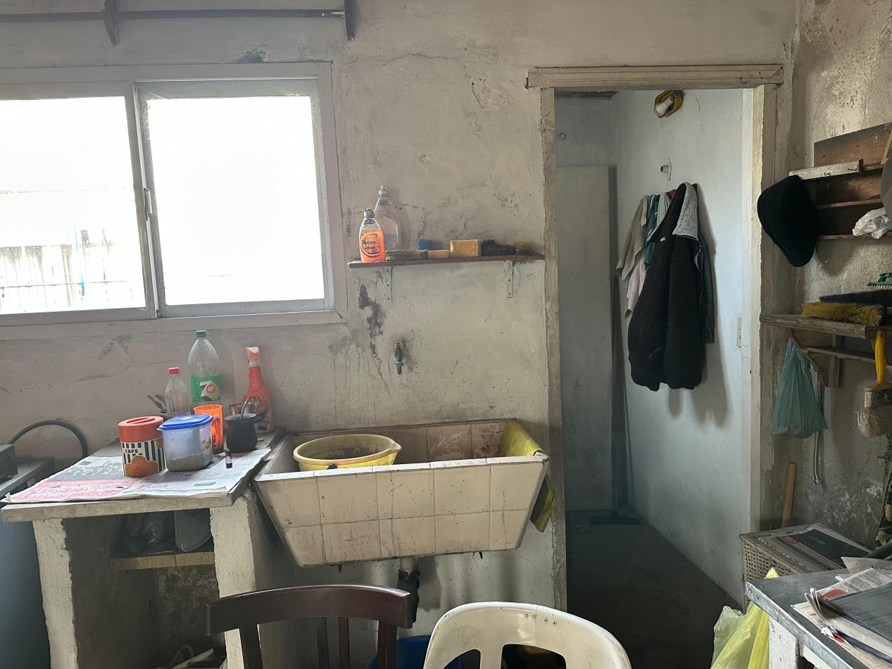 CASA 3 AMBIENTES A RECICLAR CON GARAGE - OPORTUNIDAD