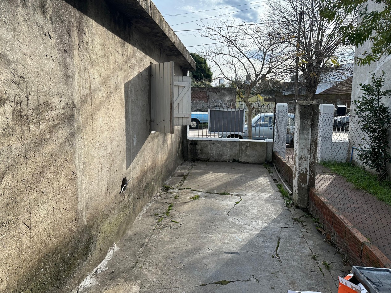 CASA 3 AMBIENTES A RECICLAR CON GARAGE - OPORTUNIDAD