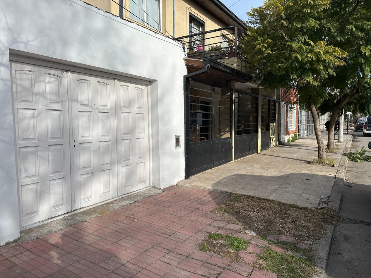 CASA 3 AMBIENTES A RECICLAR CON GARAGE - OPORTUNIDAD
