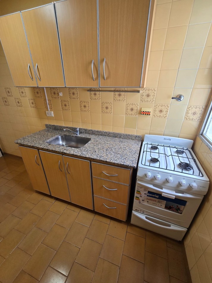 2 AMBIENTES CON BALCON AL FRENTE Y COCHERA EN PISO ALTO