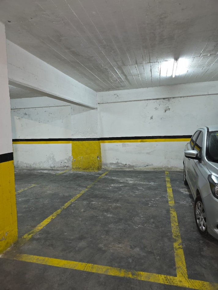 2 AMBIENTES CON BALCON AL FRENTE Y COCHERA EN PISO ALTO