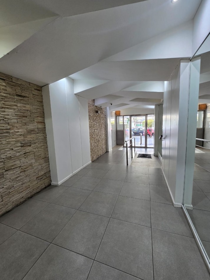 2 AMBIENTES CON BALCON AL FRENTE Y COCHERA EN PISO ALTO