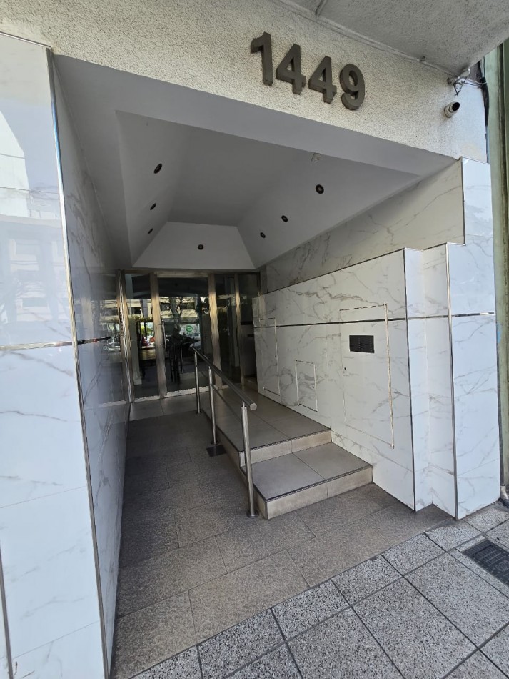 2 AMBIENTES CON BALCON AL FRENTE Y COCHERA EN PISO ALTO
