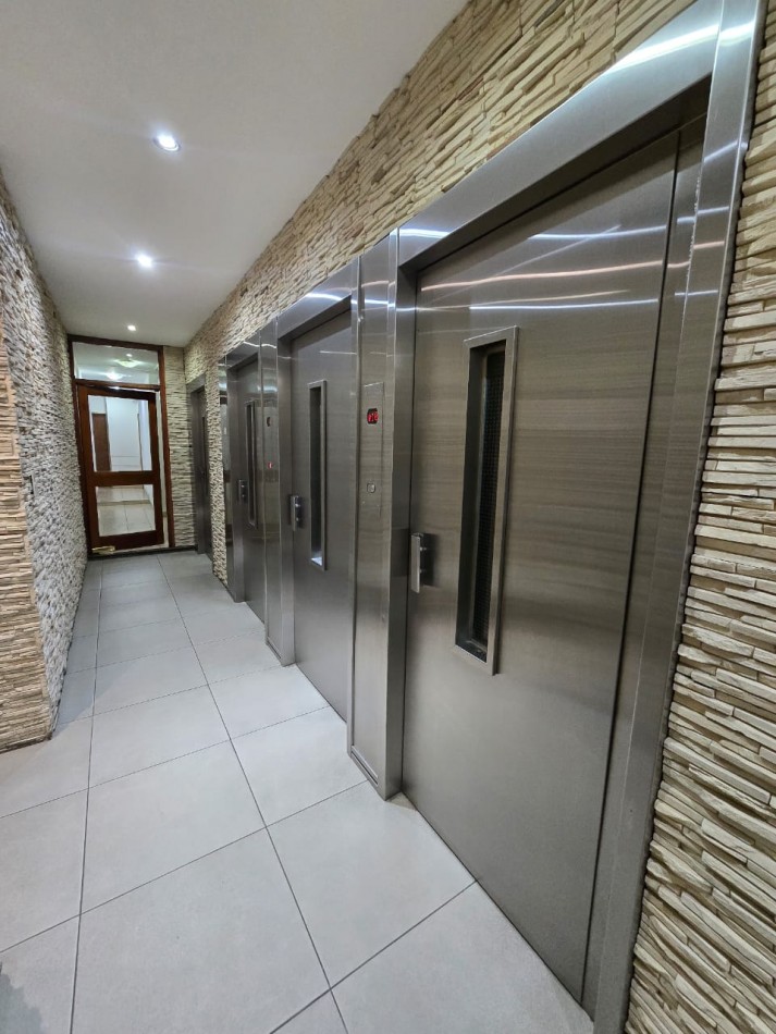 2 AMBIENTES CON BALCON AL FRENTE Y COCHERA EN PISO ALTO