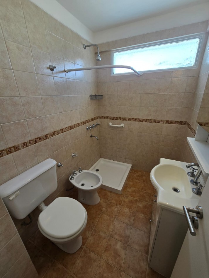 2 AMBIENTES CON BALCON AL FRENTE Y COCHERA EN PISO ALTO