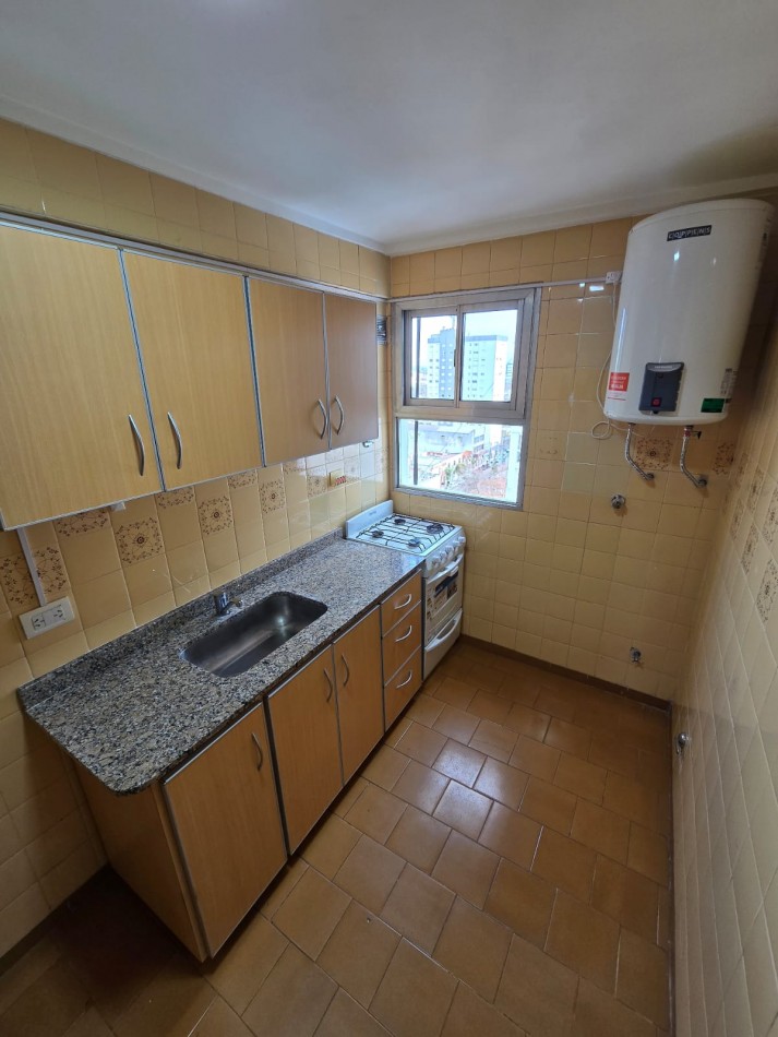 2 AMBIENTES CON BALCON AL FRENTE Y COCHERA EN PISO ALTO