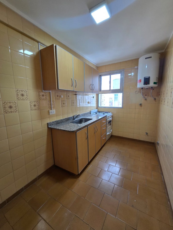 2 AMBIENTES CON BALCON AL FRENTE Y COCHERA EN PISO ALTO