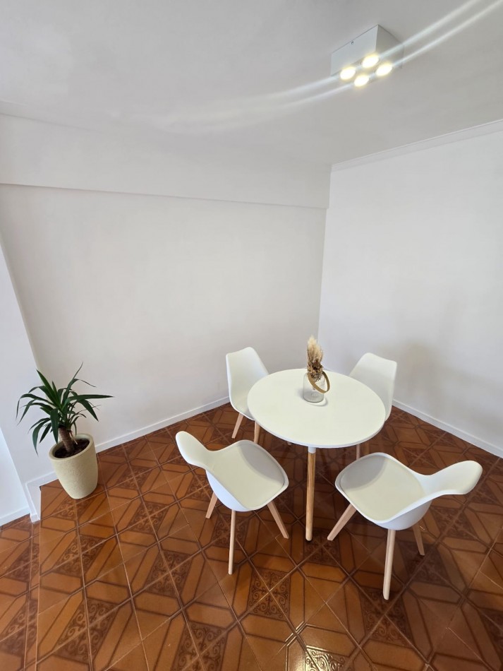 2 AMBIENTES CON BALCON AL FRENTE Y COCHERA EN PISO ALTO