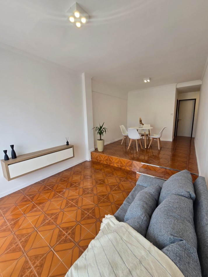2 AMBIENTES CON BALCON AL FRENTE Y COCHERA EN PISO ALTO