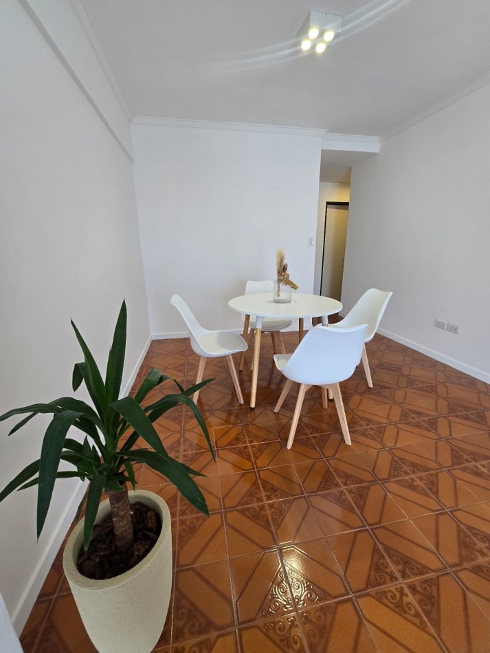 2 AMBIENTES CON BALCON AL FRENTE Y COCHERA EN PISO ALTO