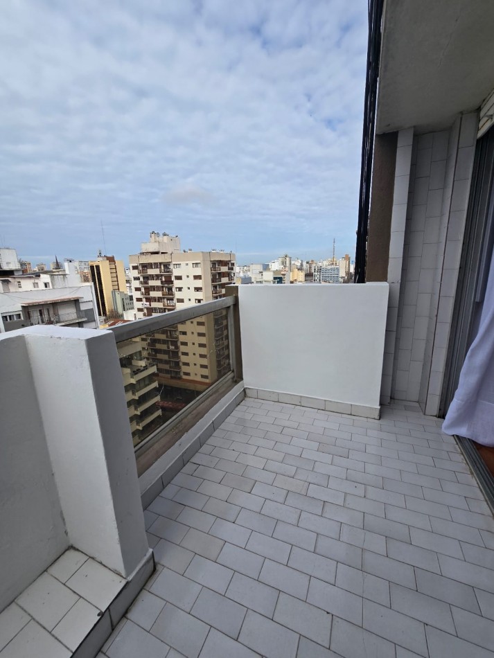2 AMBIENTES CON BALCON AL FRENTE Y COCHERA EN PISO ALTO